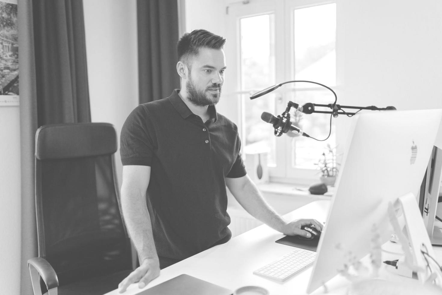 Teilnehmer arbeiten gemeinsam an Finanzszenarien während einer Workshop-Session