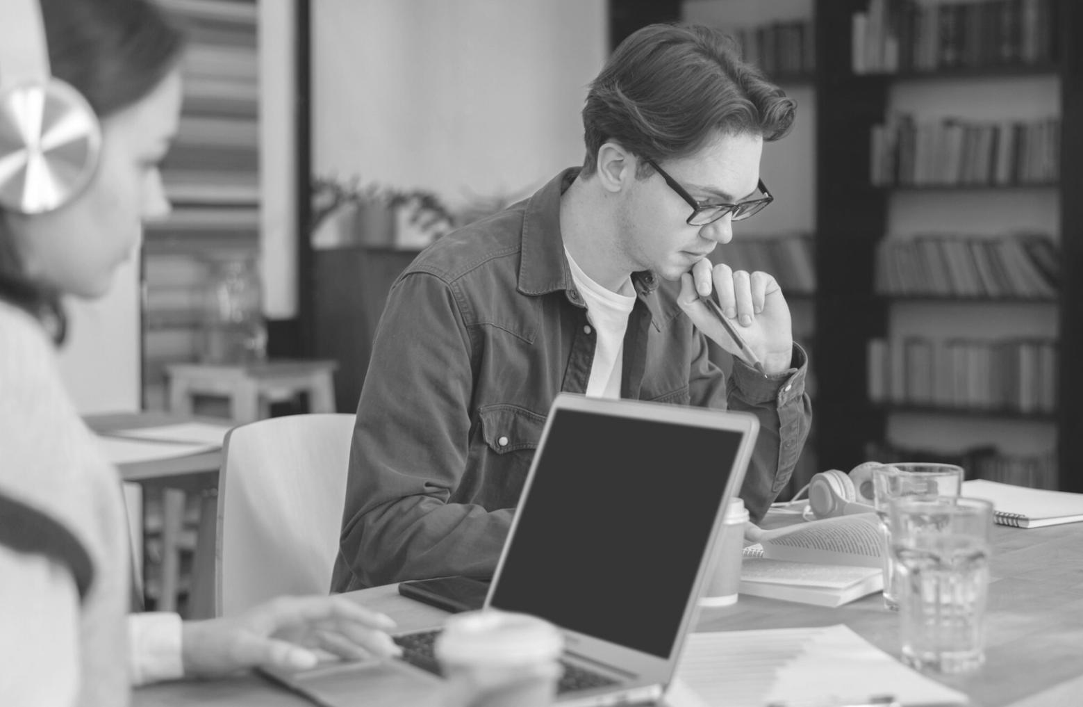 Modernes Büro mit Finanzanalyse-Instrumenten und Strategieplanung