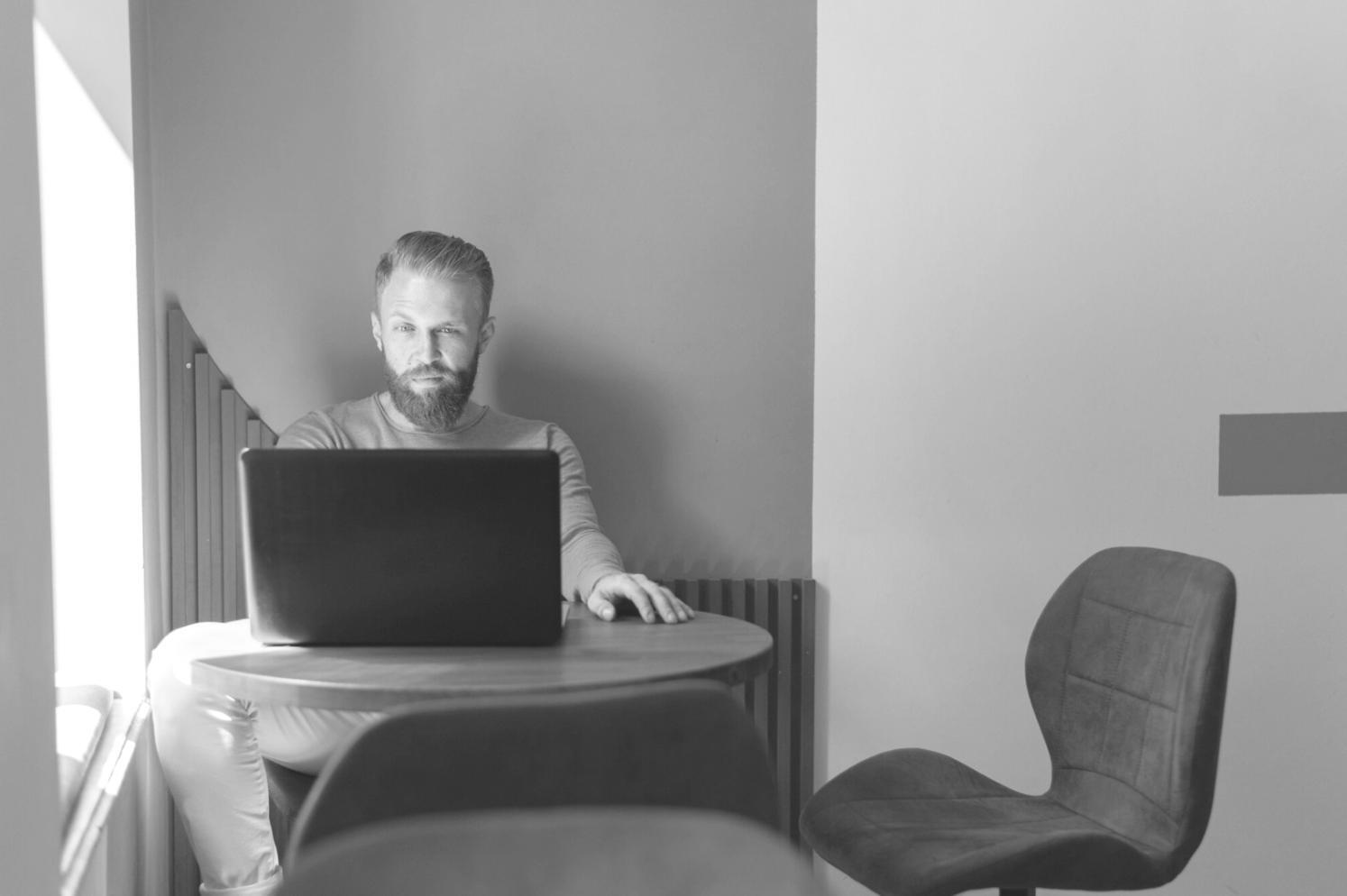 Modernes Büro mit Finanzplanungs-Arbeitsbereich