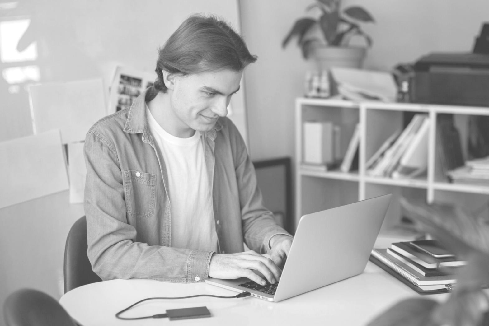 Finanzielle Planungsunterlagen und Analysewerkzeuge auf einem modernen Arbeitsplatz